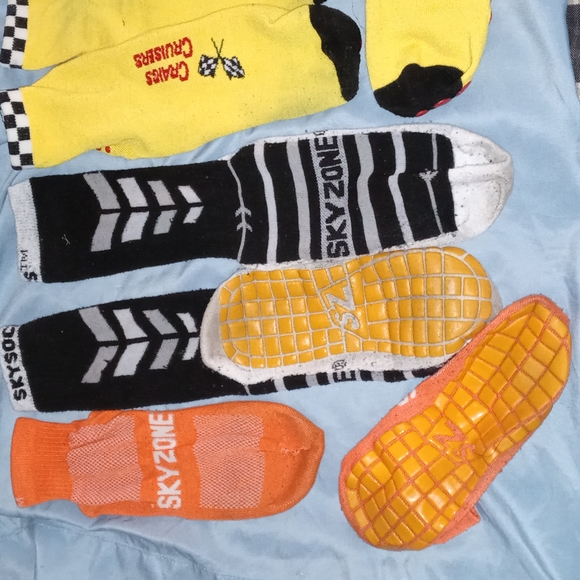 (4)Trampoline park (CRAIG CRUISERS/SKY ZONE) socks - Picture 3 of 4